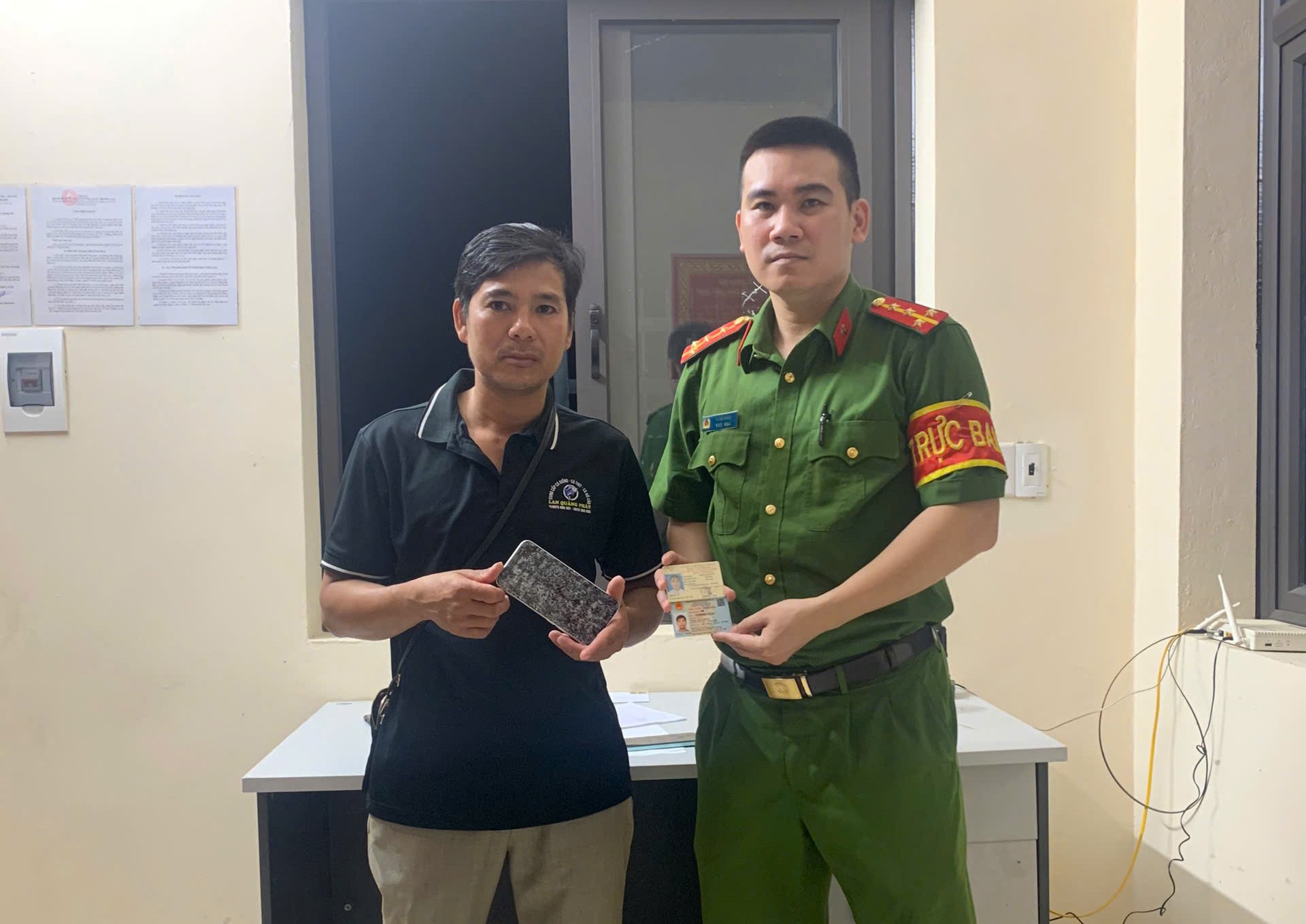 Công an xã Trường Tân hỗ trợ trao trả tài sản cho người dân đánh rơi